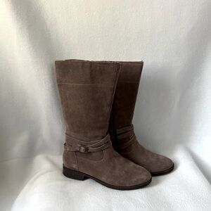 LandsEnd Size 6 Gray Suede Boots